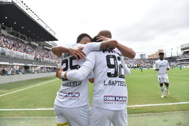 Com direito a gol contra, Santos vence o Coritiba na Vila Belmiro