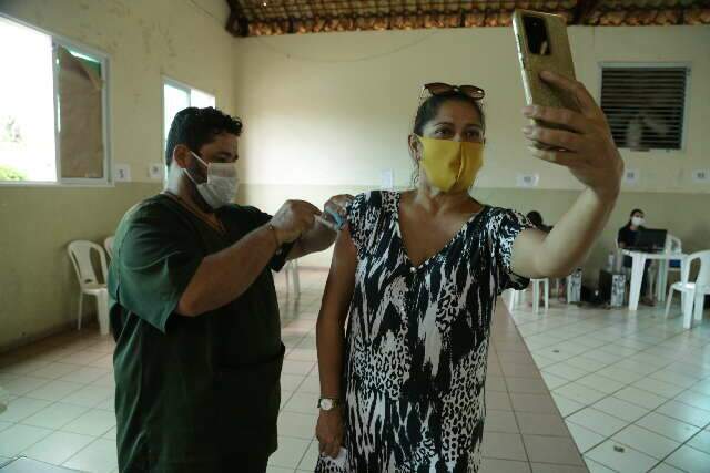 Seleta funciona at&eacute; &agrave;s 17h para vacina&ccedil;&atilde;o contra covid e influenza