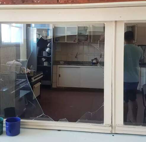 Ladr&atilde;o &eacute; preso em cozinha de escola municipal arrombada na Vila Carvalho