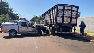 Motorista sofre &quot;apag&atilde;o&quot; e bate caminhonete em reboque estacionado