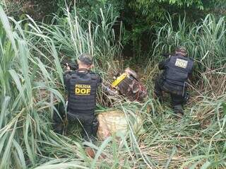 Policiais vigiam local onde fardos de maconha foram encontrados. (Foto: Divulgação)