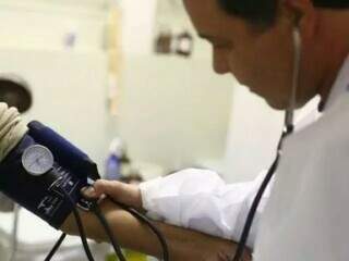 Médico medindo pressão de paciente na Capital. (Foto: Divulgação/PMCG)