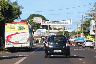 Faixas foram colocadas para ressaltar proibição de estacionar no corredor de ônibus. (Foto: Henrique Kawaminami)