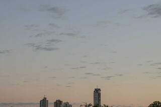 Céu com poucas nuvens visto do Itanhangá, em Campo Grande. (Foto: Henrique Kawaminami)