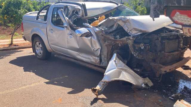 Motorista sofre &quot;apag&atilde;o&quot; e bate caminhonete em reboque estacionado