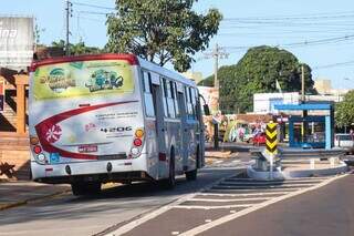 Pontos de ônibus já estão em funcionamento na Rua Brilhante, após reformas. (Foto: Henrique Kawaminami)