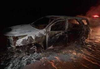 Toyota SW4 com placa de São Paulo, queimada com dois corpos dentro. (Foto: Arquivo)