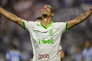 Éder comemorando gol feito durante a partida. (Foto: Mourão Panda / América)