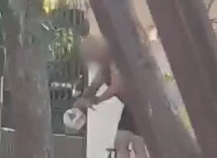 V&iacute;deo mostra militar preso por inj&uacute;ria cortando bola de crian&ccedil;as com fac&atilde;o 