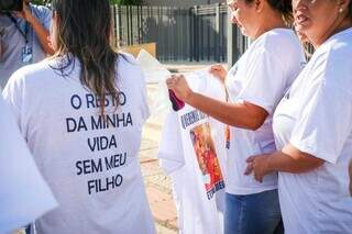 Família usa camisetas em homenagem a Diego e pedindo justiça. (Foto: Henrique Kawaminami)