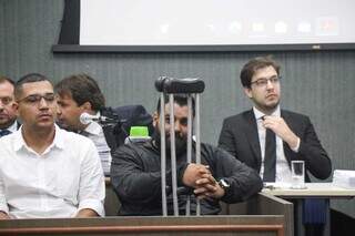 Marcus, de camisa branca, e Reginaldo, de preto, são julgados hoje. (Foto: Henrique Kawaminami)