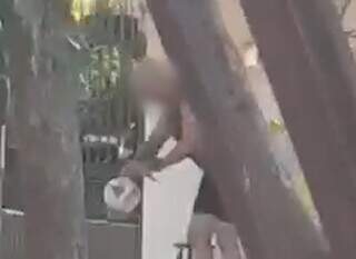 Militar que aparece em v&iacute;deo cortando bola de crian&ccedil;a &eacute; solto ap&oacute;s pagar fian&ccedil;a 