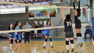 Atletas durante disputa de vôlei feminino (Foto: Divulgação | PMCG)