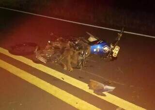 Motocicleta foi completamente destruída após colisão. (Foto: Direto das Ruas)