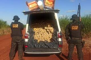 Policiais ao lado do veículo com 1.175 quilos de maconha. (Foto: Divulgação)
