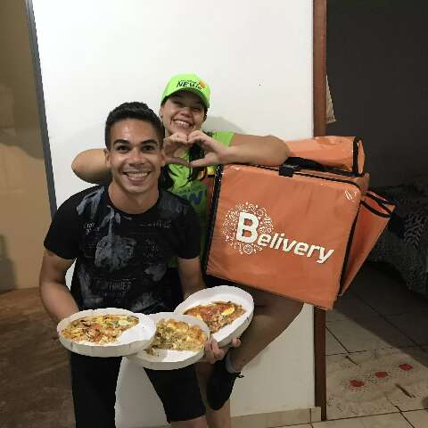 Leonardo come de gra&ccedil;a e diz qual a melhor pizza da Vila Planalto