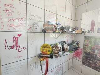 Na pizzaria, as paredes foram preenchidas por assinaturas e troféus. (Foto: Marcos Maluf)