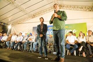 Pré-candidato Eduardo Riedel discursa ao lado da ex-ministraTereza Cristina, durante evento do PSDB. (Foto: Kísie Ainoã)