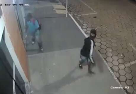 C&acirc;mera flagra momento em que dupla estoura cadeado para furtar loja