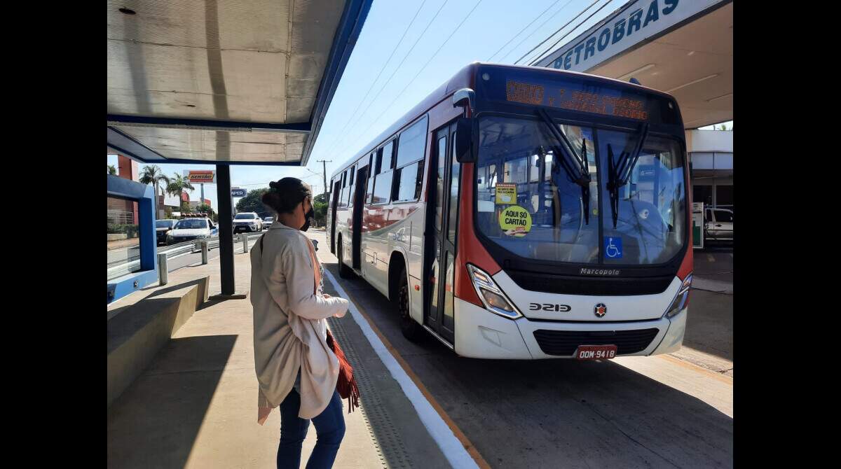 Corredor de ônibus na Rua Brilhante vira estacionamento e leitor reclama -  Capital - Campo Grande News