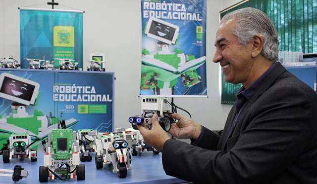Reinaldo entrega 116 kits de rob&oacute;tica para incentivar alunos nas aulas de exatas