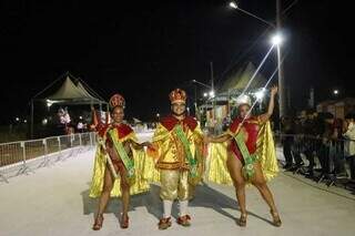 Da esquerda para a direita, Princesa Lucka Matos, Rei Momo Gustavo Alves e a Rainha do Carnaval Chris Almeida. (Foto: Paulo Francis) 