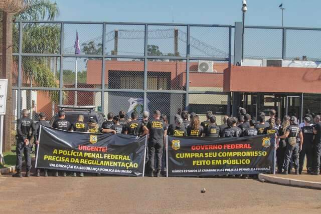 Policiais do Pres&iacute;dio Federal fazem protesto e pedem regulamenta&ccedil;&atilde;o da carreira