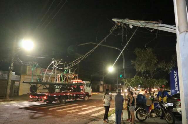 Carro aleg&oacute;rico enrosca em fia&ccedil;&atilde;o e danifica poste em avenida