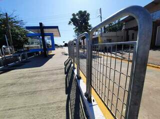Grades no espaço entre a faixa de pedestre e a estação de embarque e desembarque no corredor de ônibus da Rua Brilhante. (Foto: Caroline Maldonado)