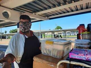 Vendedor autônomo José Roberto de Melo, de 48 anos, no Terminal Bandeirantes. (Foto: Caroline Maldonado)