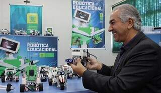 Governador Reinaldo Azambuja (PSDB) segurando robô. (Foto: Chico Ribeiro)