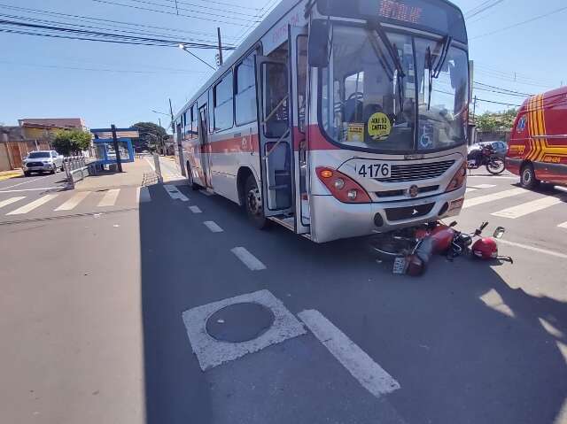 Moto vai parar embaixo de &ocirc;nibus em corredor de transporte p&uacute;blico na Capital