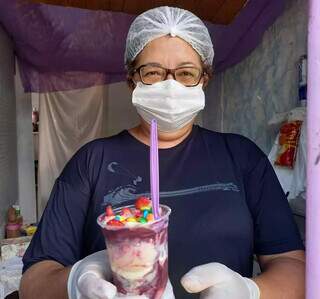 Leny Cunha, de 55 anos, criou espaço em casa para vender açaí. (Foto: Arquivo pessoal)