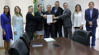 Governador e representantes da Polícia Civil na assinatura. (Foto: Chico Ribeiro | Governo de MS)