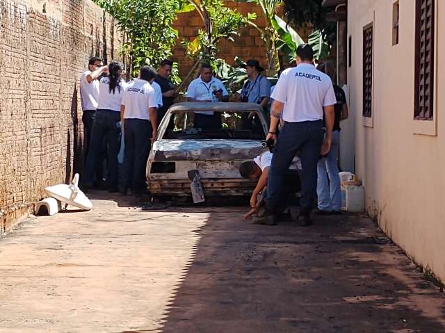Na cobran&ccedil;a por pagamento, auxiliar de pedreiro coloca fogo em carro