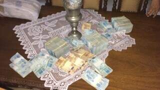 Maços de dinheiro apreendidos pela Polícia Federal na operação Ouro de Ofir. (Foto: Divulgação/PF)