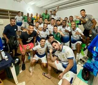 Jogadores do Costa Rica comemoram vitória no vestiário. (Foto: Divulgação)
