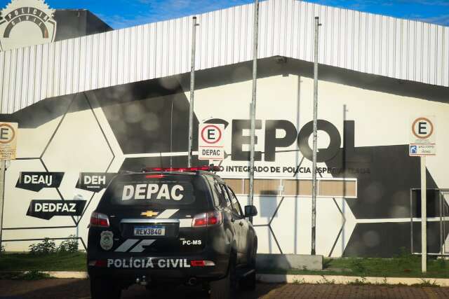 Homem &eacute; baleado enquanto bebia com amigos na frente de casa 
