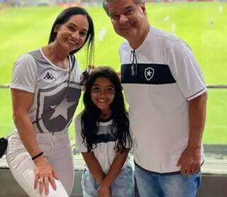Nelsinho Trad com a filha e a esposa, no Estádio Mané Garrincha. (Foto: Reprodução)