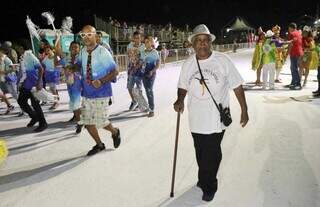 Presidente da Herdeiros do Samba, Fátima Luz, de 68 anos, desfilando. (Foto: Paulo Francis)