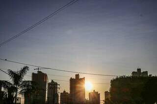 Amanhecer com sol visto na região central de Campo Grande por volta das 6h desta quarta-feira (Foto: Henrique Kawaminami) 