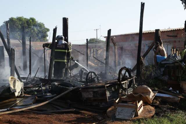 Inc&ecirc;ndio destr&oacute;i casa, cachorro morre e morador pede ajuda para recuperar bens