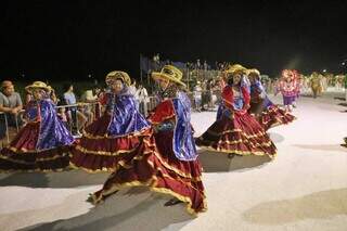 Ala das Baianas homenageou Santa Luzia no segundo desfile da noite. (Foto: Paulo Francis)