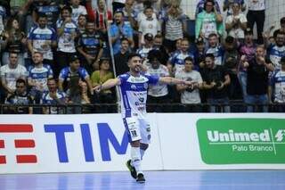 Sinoê, autor dos dois primeiros gols da vitória do time de Pato Branco (Foto: Maurício Moreira)