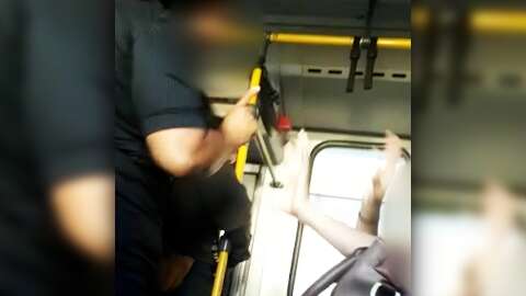 Durante conversa sobre "massa corporal", mulher bate em estudantes em ônibus