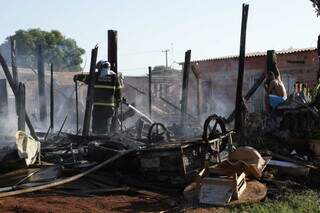 Inc&ecirc;ndio destr&oacute;i casa, cachorro morre e morador pede ajuda para recuperar bens