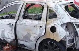 Carro ficou destruído após ser incendiado na fronteira (Foto: MS Em Foco)
