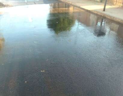 Leitora reclama de água ‘brotando’ no asfalto no Bairro José Tavares