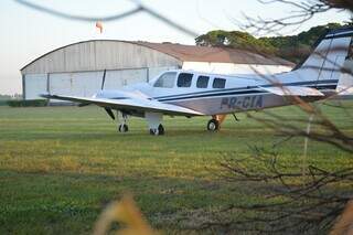 Aeronave da empresa JCG Participações, da família de Zeca Lopes, é usada para campanha. (Foto: Direto das Ruas)