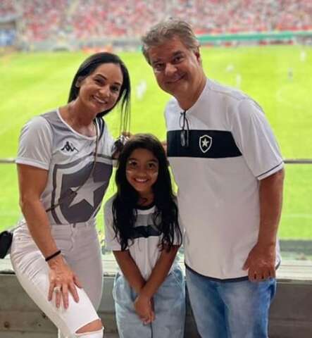 Senador comemora reforço da filha na torcida pelo Botafogo